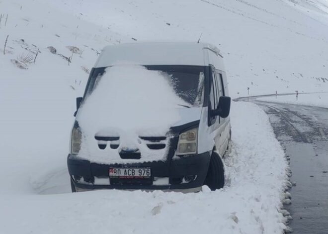 Yoğun kar ve sis nedeniyle kapatılan Van-Bahçesaray kara yolu ulaşıma açıldı